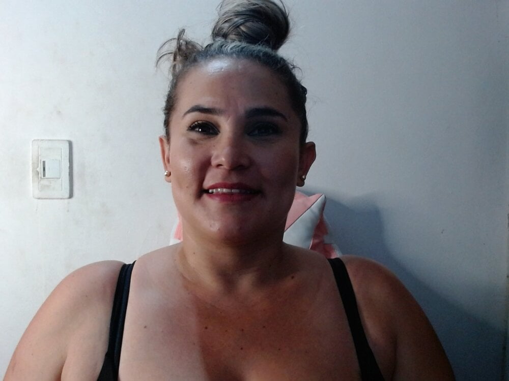 Busty_divorced_mom