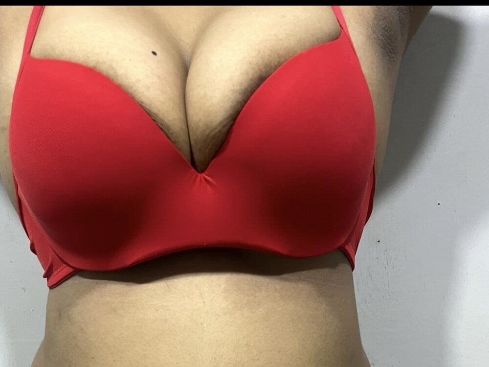 CLEAVAGE_QUEEN07