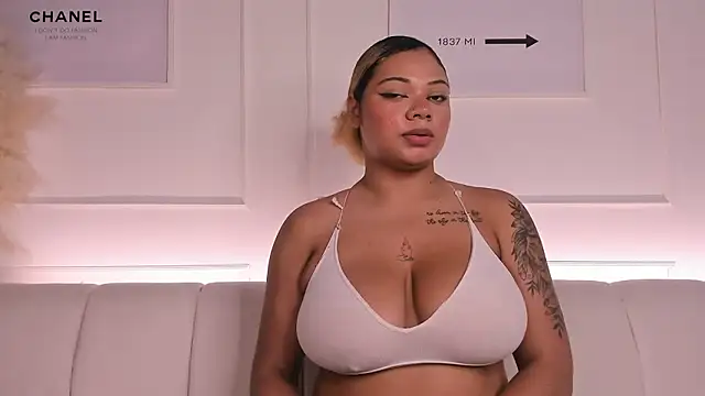 Eloisa_cleavage_